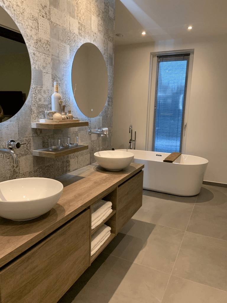 Modern landelijke badkamer, geleverd door Wouters