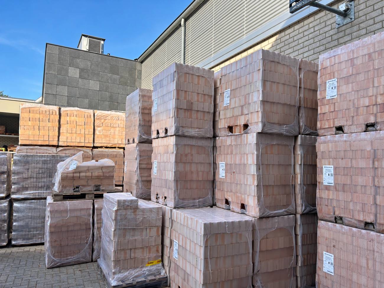 Pallets metselstenen op het buitenterrein van Wouters in Helmond