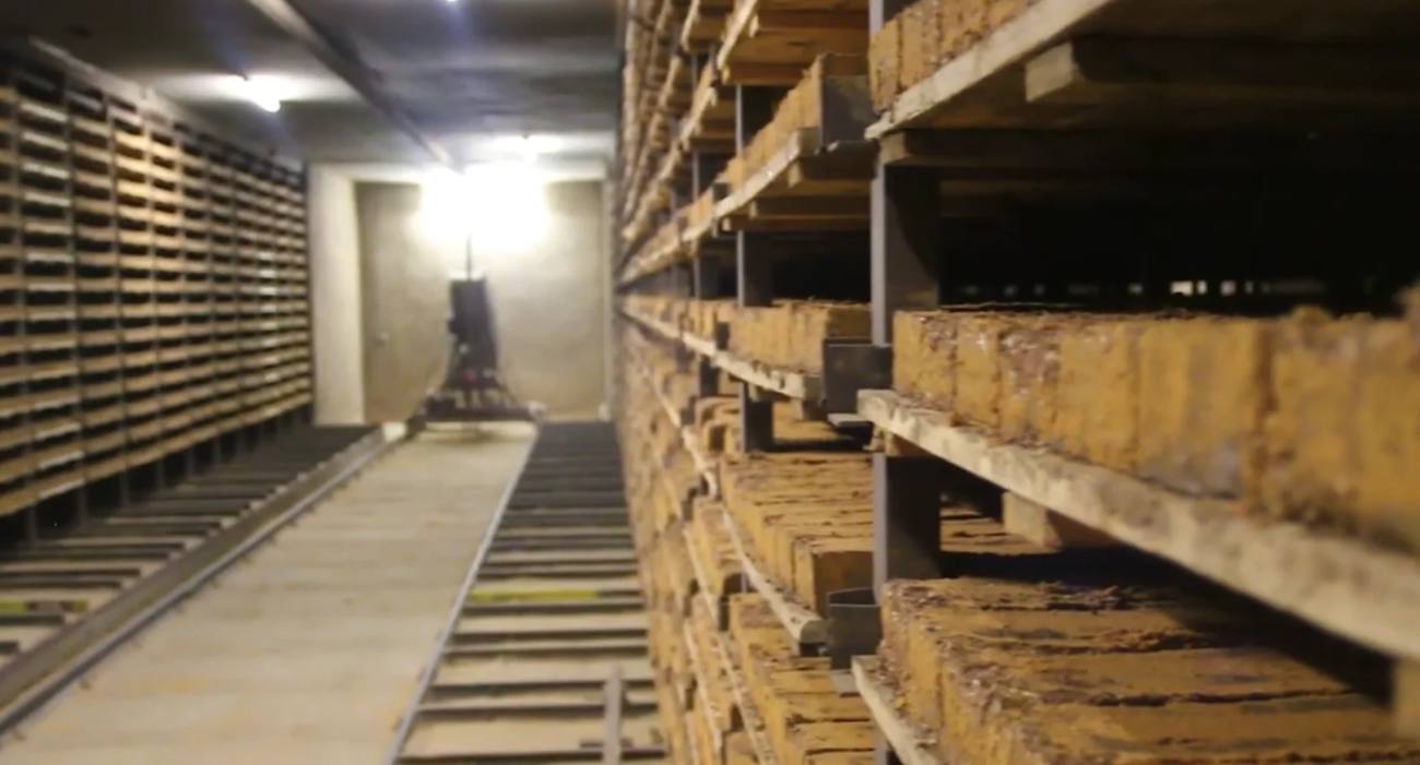 Dakpannen en keramische producten op droogrekken