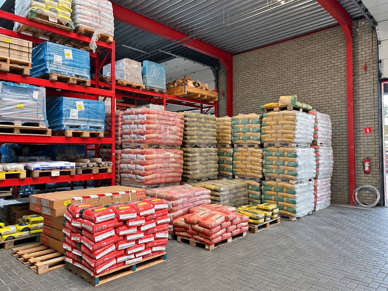 Zakken mortel en cement in het magazijn van Wouters