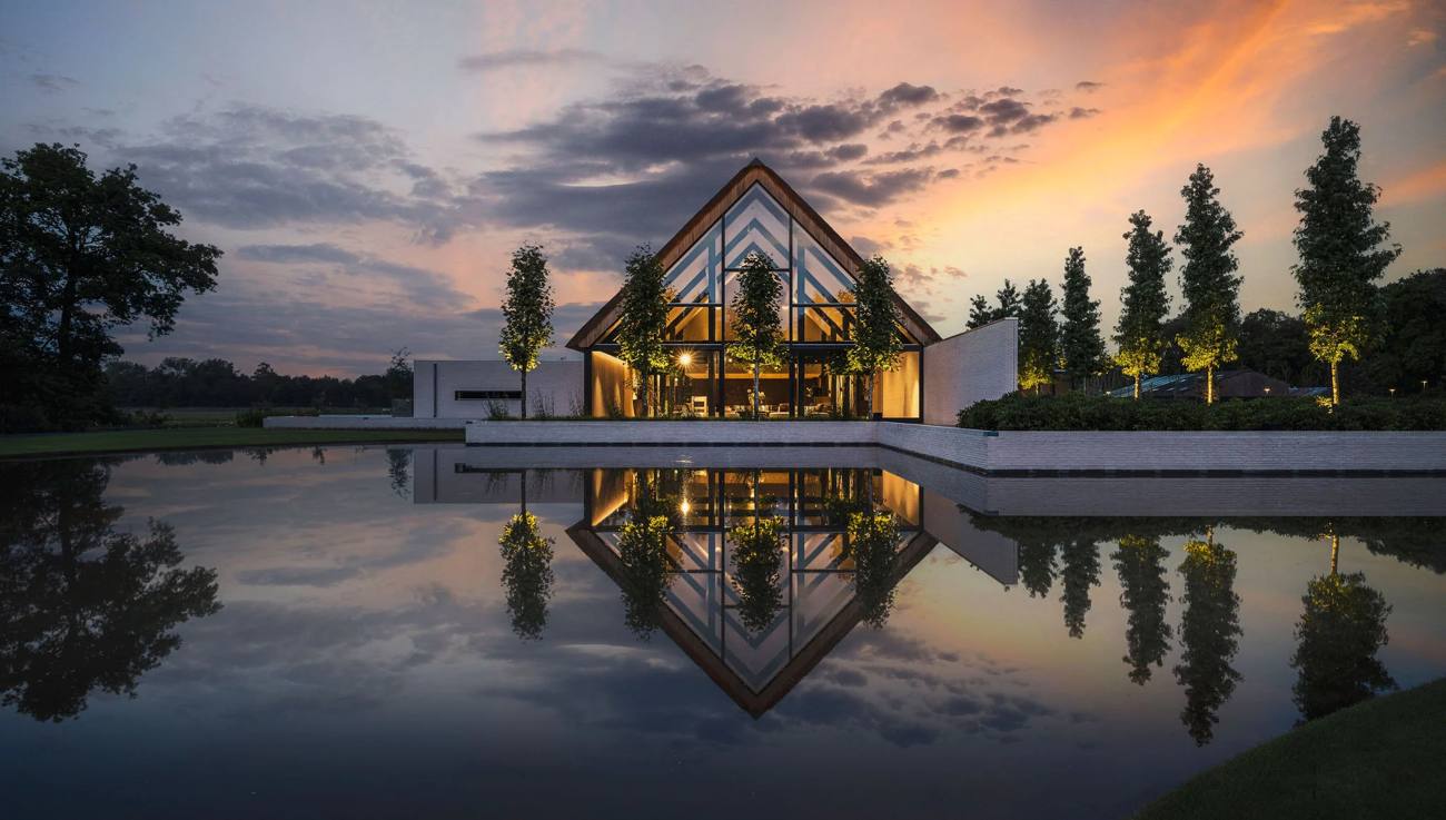 Crematorium met glazen gevel aan het water