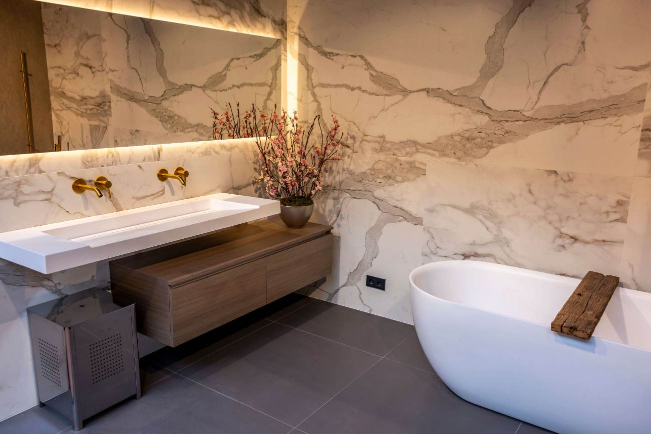 Een complete badkamer opgesteld in de showroom