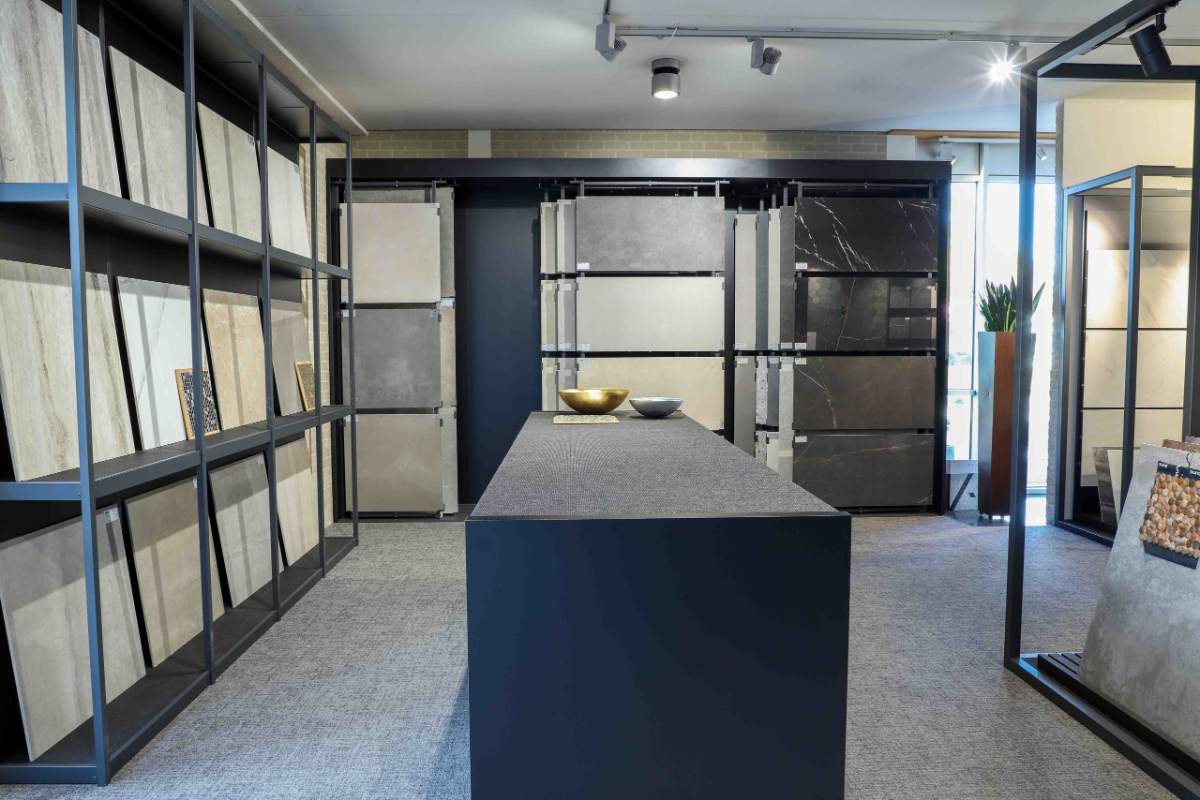 De tegelwand in de showroom