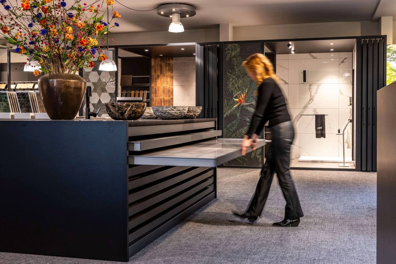 De entree van de showroom met de adviesbalie