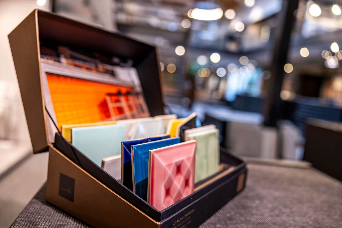 Tegelstalen en materialen op de adviestafel