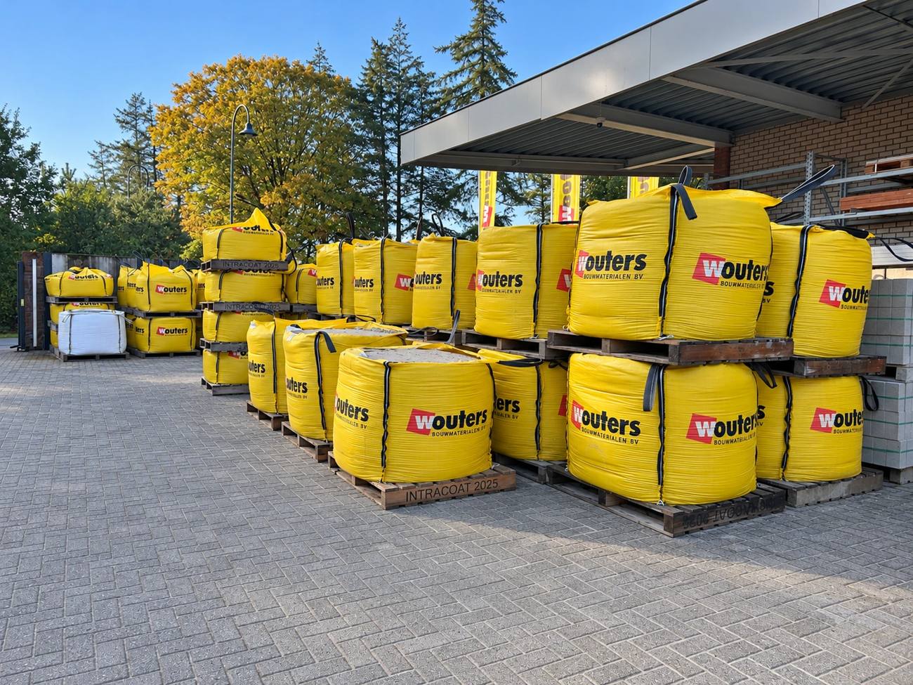Big bags zand op het buitenterrein van Wouters
